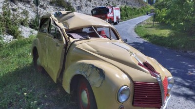 Dva lidé se zranili při havárii historického automobilu