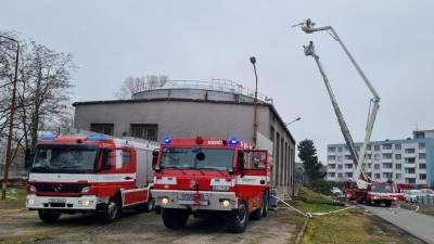 Obrazem: Vlivem bouřky došlo ke vzplanutí zásobníku s naftou. Tuto situaci nacvičovali hasiči v Pardubicích