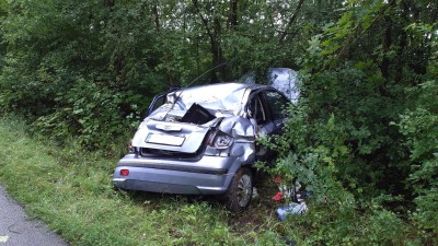 Auto vylétlo ze silnice, zastavilo až mezi stromy