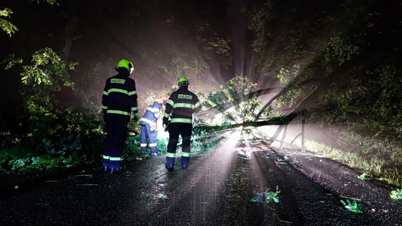 Hasiči celou noc odstraňovali následky silné bouřky. Foto: HZS Pardubického kraje