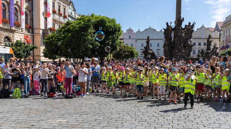 Zrcadlo umění tradičně zahajují děti foukáním bublin z bublifuků (foto: archiv festivalu)