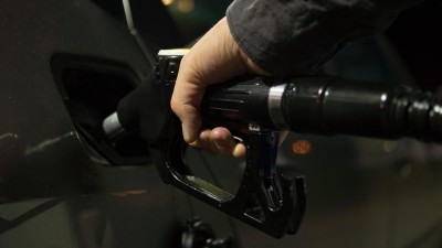 Ceny benzínu a nafty stále padají, čím to je? Podle ekonoma ale může cena skokově narůst