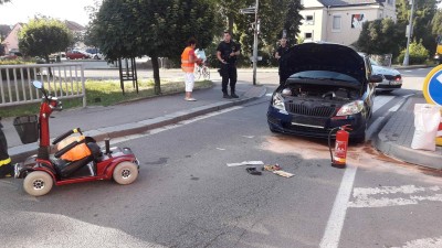 Ranní nehoda: Automobil se střetl s jezdcem na elektrickém vozíku