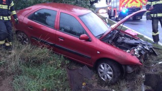 Auto u Lanškrouna vylétlo ze silnice a zabořilo se přední kapotou do příkopu
