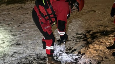 Hasiči měřili s&iacute;lu ledu na Matičn&iacute;m jezeře, Chrudimce a Bajkalu. Kde už se d&aacute; bruslit?