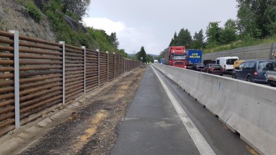 Od silnice zmizela lešeňová věž, policisté hledají svědky krádeže