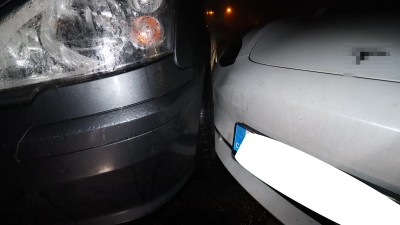 Řidič narazil do zaparkovaného vozu a usnul za volantem, další dva řidiči z aut po nehodě zmizeli