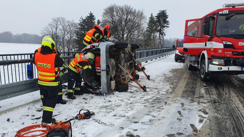 OBRAZEM: Hasiči cvičí na nové silnici. Připravují se na nehody, které se tam mohou stát