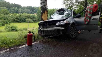 Řidička narazila do stromu. Auto museli hasiči rozstřihnout kvůli vyprošťování