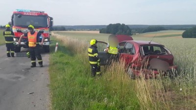 Po střetu obě vozidla skončila mimo vozovku v poli
