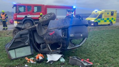 Nehoda aut se zraněním, srážka vozu s motorkou a další ranní nehody