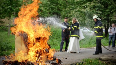 OBRAZEM: Takhle vypadá hasičská svatba! Novomanželé hasili hořící domeček