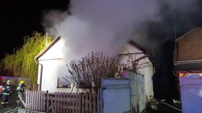 Obrazem od sousedů: V Záboří nad Labem v noci hořel rodinný dům