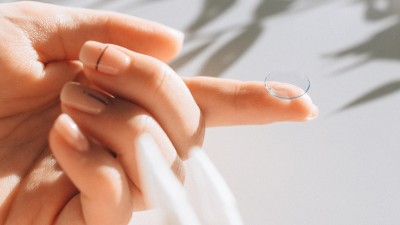 Nesprávná péče o kontaktní čočky může způsobit i vážné komplikace, upozorňuje primář očního oddělení