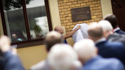 Na život Josefa Štolby v Pardubicích od včerejška upozorňuje pamětní deska na domě, ve kterém bydlel