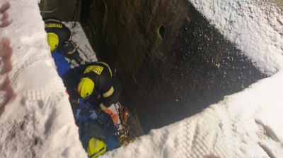 Muž spadl do tři metry hlubok&eacute;ho př&iacute;kopu u pěchotn&iacute;ho srubu, utrpěl zraněn&iacute;. Jeho z&aacute;chrana byla obt&iacute;žn&aacute;