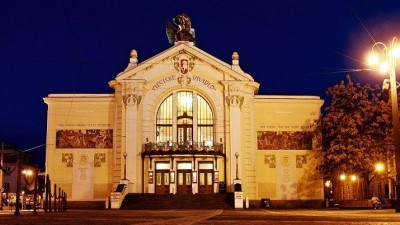 Z balkónu pardubického divadla se v symbolický čas rozezní česká státní hymna v podání Žesťové harmonie