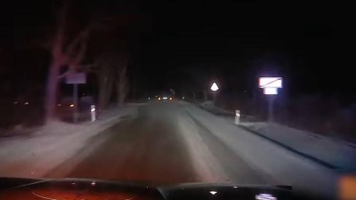 VIDEO: Na zasněžen&eacute; silnici se snažila "zn&aacute;m&aacute; firma" ujet policistům