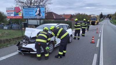 Dvě auta se srazila u obce Hrušová, došlo ke zranění