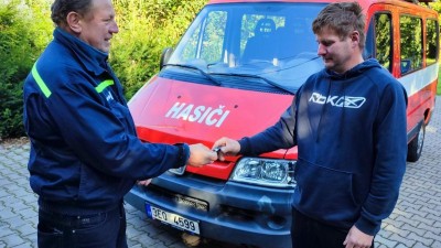 Obrazem: Knapovečtí  hasiči předali své staré auto kolegům do Zruče