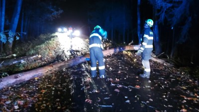 Ranní déšť a vítr potrápil hasiče v celém kraji
