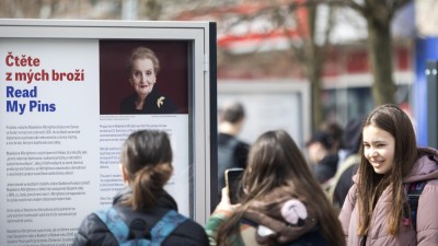 Obrazem: Jak vypadala vernisáž výstavy o československé rodačce a první ženě ve funkci americké ministryně zahraničí - Madeleine Albrightové