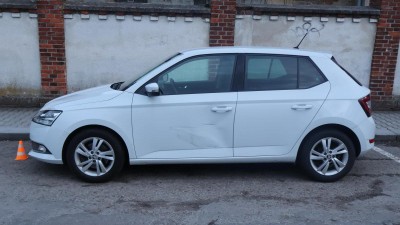 Nezn&aacute;m&yacute; pachatel po&scaron;kodil zaparkovan&eacute; auto v ulici Koll&aacute;rova ve Svitav&aacute;ch, policie po něm p&aacute;tr&aacute;