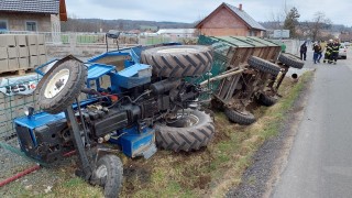 Traktor se i  vlekem ve Svídnici převrátil do příkopu a poškodil plynový sloupek