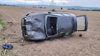 Auto u Rudoltic vystřelilo ze silnice do pole, skončilo na boku a uvěznilo tříčlennou posádku. Ta měla štěstí, okolo jel hasič a další lidé ochotní pomoci