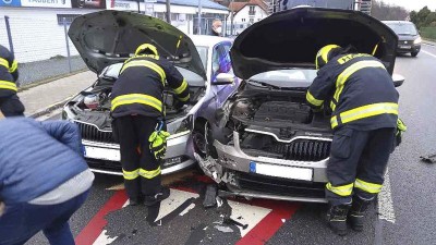 Ranní nehoda ve Starých Čivicích zaměstnala profesionální hasiče