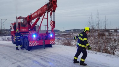 Pozor, klouže to. Kamion ráno zablokoval silnici u Opatovic