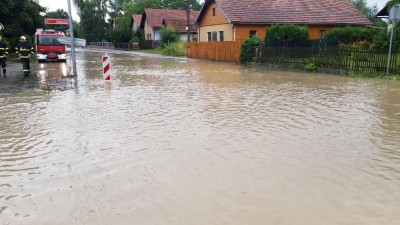 V Chrudimi je po bouři zaplavena silnice, bude neprůjezdná až do večera