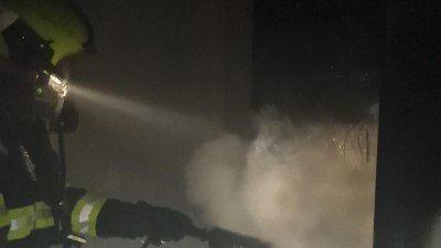 V kině v obchodn&iacute;m centru v Pardubic&iacute;ch vypukl pož&aacute;r. Na vině byl elektrick&yacute; rozvaděč, z&aacute;sah byl komplikovan&yacute;