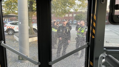 Během hádky partnerů lítaly kameny, jeden zasáhl autobus městské hromadné dopravy