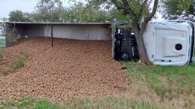Kamion naložený bramborami se u obce Raná převrátil na bok do příkopu, náklad se rozsypal