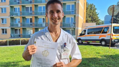 Primář pardubické geriatrie Vojtěch Mezera převzal od prezidenta republiky Zlatý záchranářský kříž