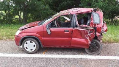 FOTO: Během hodiny se na jedné silnici staly dvě nehody, zranilo se několik lidí