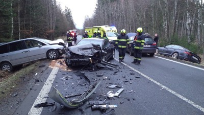 Auto vylétlo ze silnice do stromu, ten musel být pokácen. Těžkou nehodu ohlásily chytré hodinky. A srazilo se pět aut