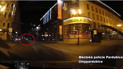 Mladíci se oddávali alkoholu, když je přemohl hlad, nasedli do auta a vyrazili do nedalekých Pardubic pro kebab