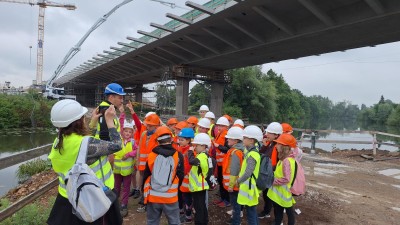 Silničáři vzali děti na exkurzi na stavbu SV obchvatu Pardubic