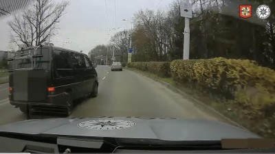 Řidič přehlédl policejní auto a vjel mu přímo do cesty