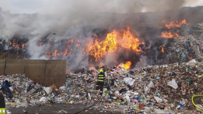 Devět jednotek hasičů spěchalo k požáru skládky, další k lesním požárům a požáru střechy