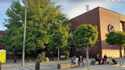 Pardubičtí aktivisté bojují za zachování vzrostlého stromu před hlavním nádražím