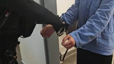 VIDEO: U Globusu v Pardubic&iacute;ch byla nalezena v&aacute;žně zraněn&aacute; žena. Napadla ji kamar&aacute;dka, čel&iacute; obviněn&iacute; z vraždy