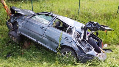 Auto vyjelo mimo vozovku, převrátilo se přes střechu a poškodilo svodidla, dopravní značení i oplocení, řidič utrpěl zranění
