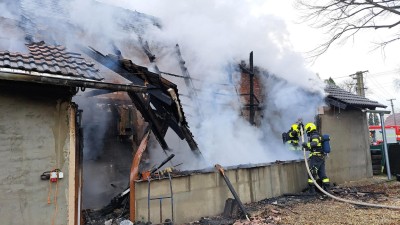 Střechu rodinného domu pohltil oheň