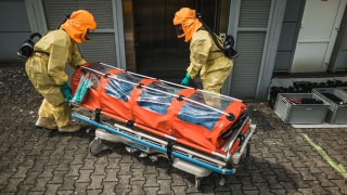 Záchranáři trénovali transport a předání pacienta s podezřením na výskyt vysoce nakažlivé nemoci. Foto: Zdravotnická záchranná služba Pardubického kraje