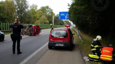 Na rychlodráze v Pardubicích se srazila dvě auta, jedno si lehlo na bok