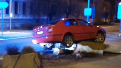 Jak se toto řidiči povedlo? Hasiči museli sundat auto uvězněné na zábranách u kruhového objezdu