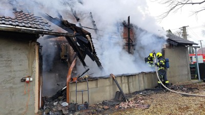 Střechu rodinného domu pohltil oheň